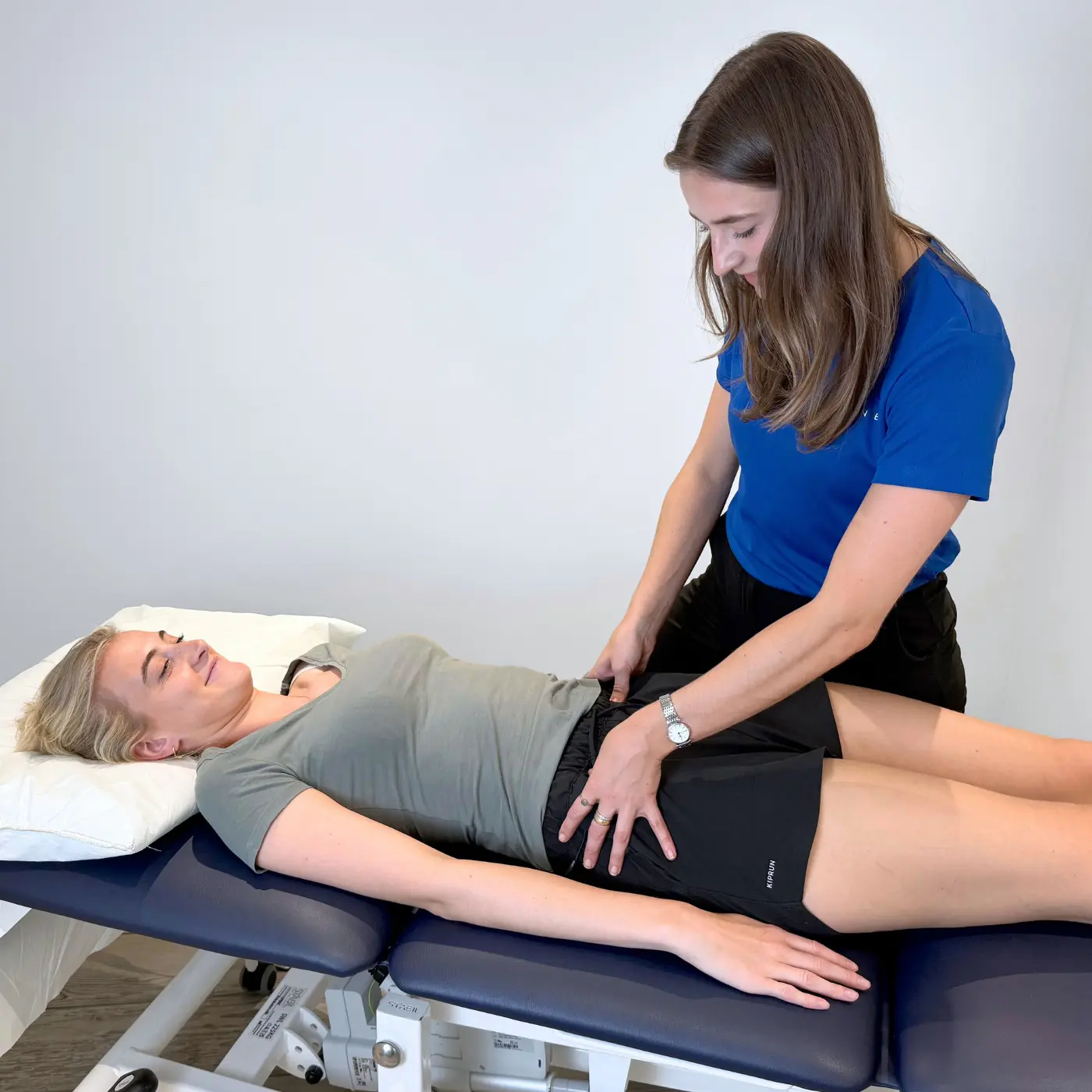 Women’s pelvic health physiotherapist at Nordic Balance assessing a patient during a treatment session.
